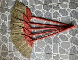 Chổi Cỏ đỏ cán gỗ